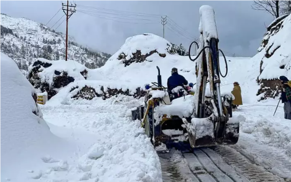 துண்டிக்கப்பட்ட சாலைகள்… உறையவைக்கும் குளிர்: மரணப் போராட்டத்திலிருந்து மீட்கப்பட்ட 40 ராணுவ வீரர்கள்!