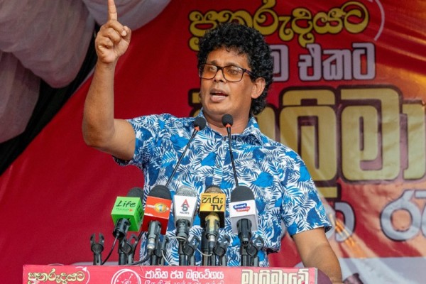 நாமலுக்கு லண்டனில் நடப்பவை கடந்த காலச் செயல்களின் அறுவடை  அரசு மீது பழிபோட வேண்டாம் என்று அமைச்சர் வசந்த சமரசிங்க பதிலடி.