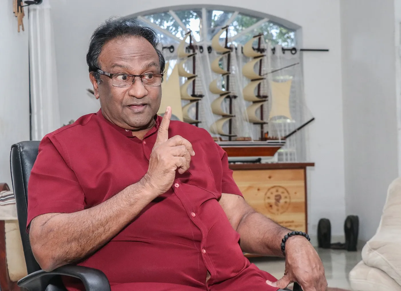 இராணுவத்தை அவமதித்துச் செயற்படும் இந்த அரசுக்கு எதிர்ப்புக் காட்ட வேண்டும்  – இப்படி சிங்கள மக்களிடம் சரத் வீரசேகர கோரிக்கை.