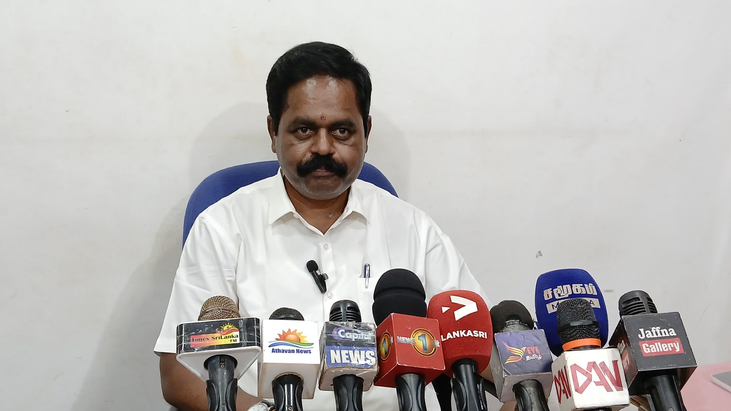 தமிழரசுக் கட்சிக்குள் நடப்பது மிகவும் கேவலம்! திருந்தாவிட்டால் மக்கள் முன் செல்ல முடியாது!!  – இப்படி சிறீதரன் எம்.பி. எச்சரிக்கை.