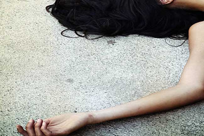 பெண்ணின் சடலம் மீட்பு! மூன்று பெண்கள் கைது!!  – பொலிஸார் தீவிர விசாரணை.