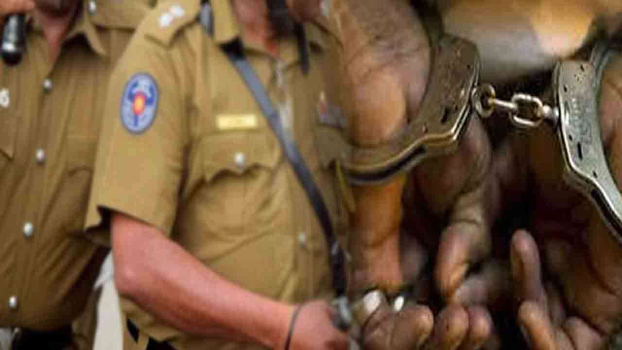 மத்துகம பொலிஸ் நிலையத்தில்  கைத்துப்பாக்கி, தோட்டாக்கள் மாயம்: பொலிஸ் அதிகாரிகள் இருவர் கைது!