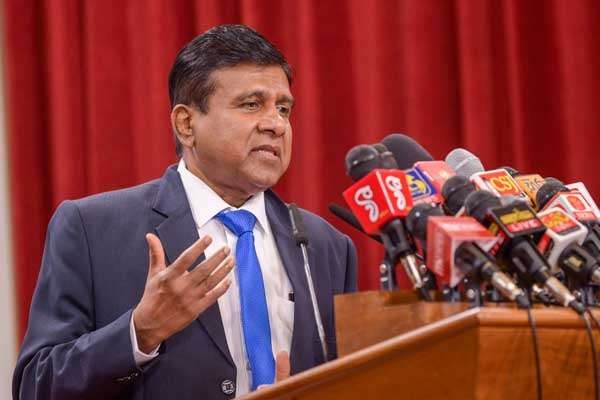 வடக்கிலிருந்து படைகளை அகற்ற தமிழ் மக்கள் விரும்பவில்லையாம்  – இப்படி முன்னாள் நீதி அமைச்சர் விஜயதாஸ கூறுகின்றார்.