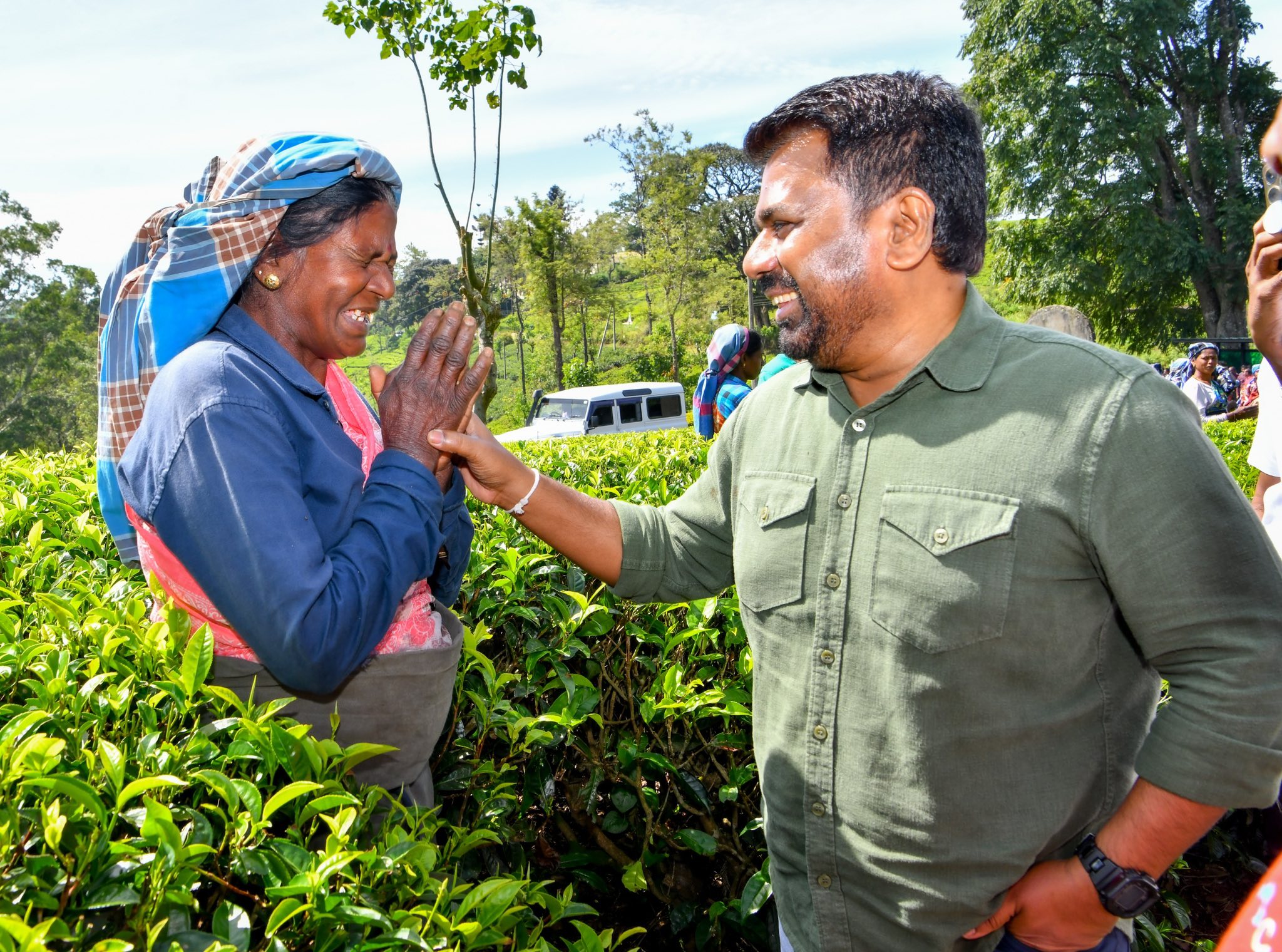 தேயிலை மலையில் மக்களுடன் ஜனாதிபதி  – சம்பள உயர்வு மகிழ்ச்சியில் திளைத்த தொழிலாளர்கள்.
