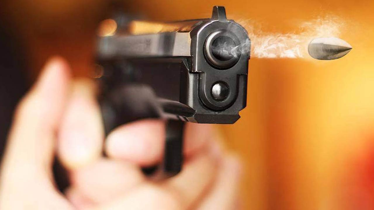 மாத்தறையில் பட்டப்பகலில் பயங்கரம்  மீன் வியாபாரி சுட்டுக்கொலை!  காரில் வந்த கும்பல் சரமாரித் தாக்குதல்; பாதாள உலக மோதலா என விசாரணை.