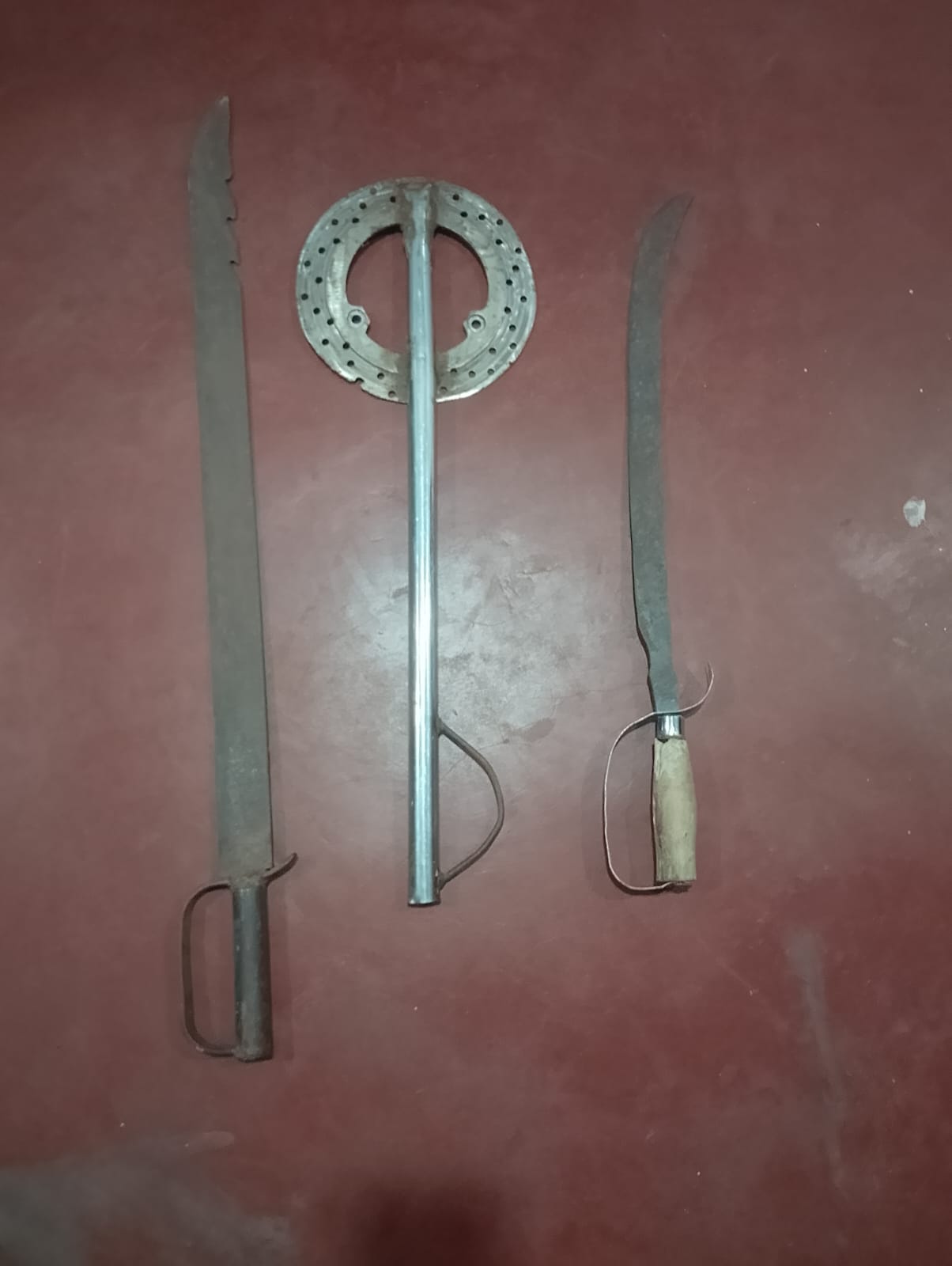 புங்குடுதீவில் கூரிய ஆயுதங்களுடன் இரண்டு இளைஞர்கள் சிக்கினார்கள்.