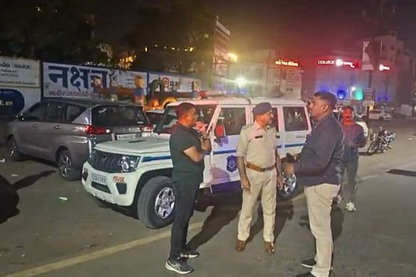 குஜராத்தில் பயங்கரம்: காரை வழிமறித்து நகைக்கடை உரிமையாளர் கொலை – 12ஆம் வகுப்பு மாணவர்கள் கைது!