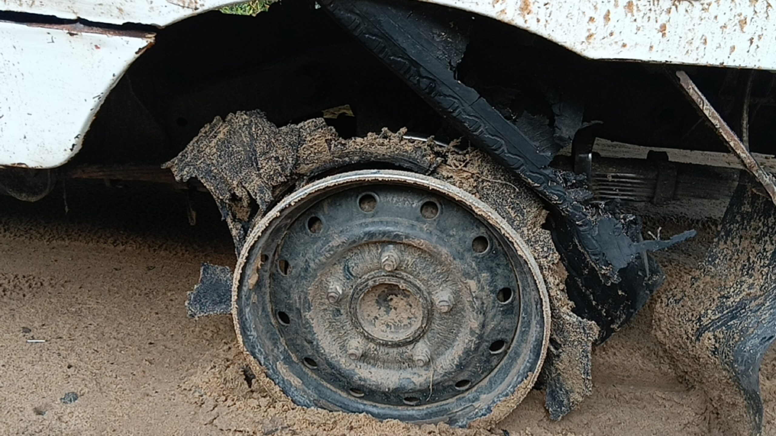 கிளிநொச்சியில் நள்ளிரவு பரபரப்பு  மணல் கடத்தல் வாகனம் மீது பொலிஸார் துப்பாக்கிச்சூடு!  – சாரதி தப்பியோட்டம்.