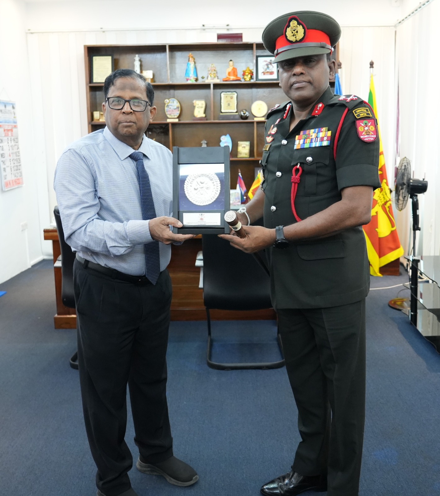 காணி விடுவிப்பு தொடர்பாக வடக்கு ஆளுநருடன் புதிய யாழ். பாதுகாப்புத் தளபதி கலந்துரையாடல்.