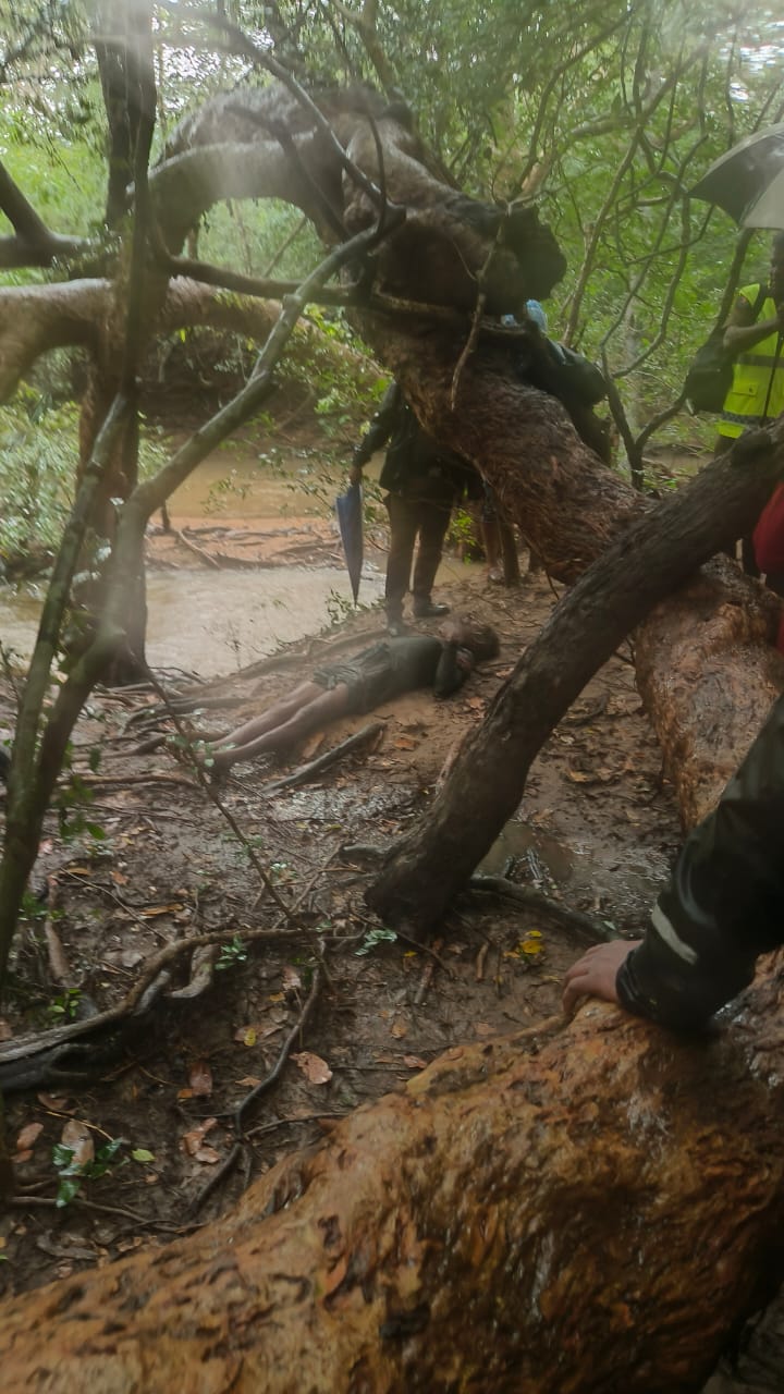 வவுனியாவில் குடும்பஸ்தர் சடலமாக மீட்பு!  – சட்டவிரோத மின்சாரக் கம்பியில் சிக்கிப் பலியா? ஈச்சங்குளம் பொலிஸார் தீவிர விசாரணை.