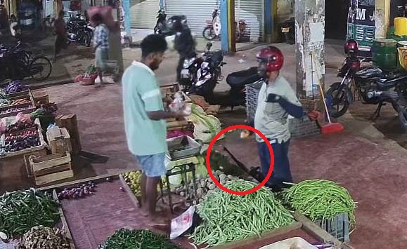 மருதனார்மடம் சந்தைக்குள் துப்பாக்கியுடன் புகுந்த நபர்  – பச்சை மிளகாய் வாங்கிவிட்டு ‘வட்டி’ கும்பலைத் தேடியதால் பரபரப்பு.