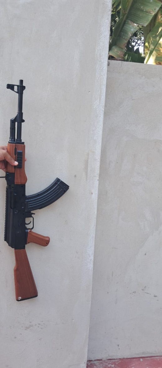 யாழ். மருதனார்மடம் சந்தைக்குள் துப்பாக்கியுடன் உலாவிய நபர் கைது!  – அது போலித் துப்பாக்கி எனப் பொலிஸார் தகவல்.