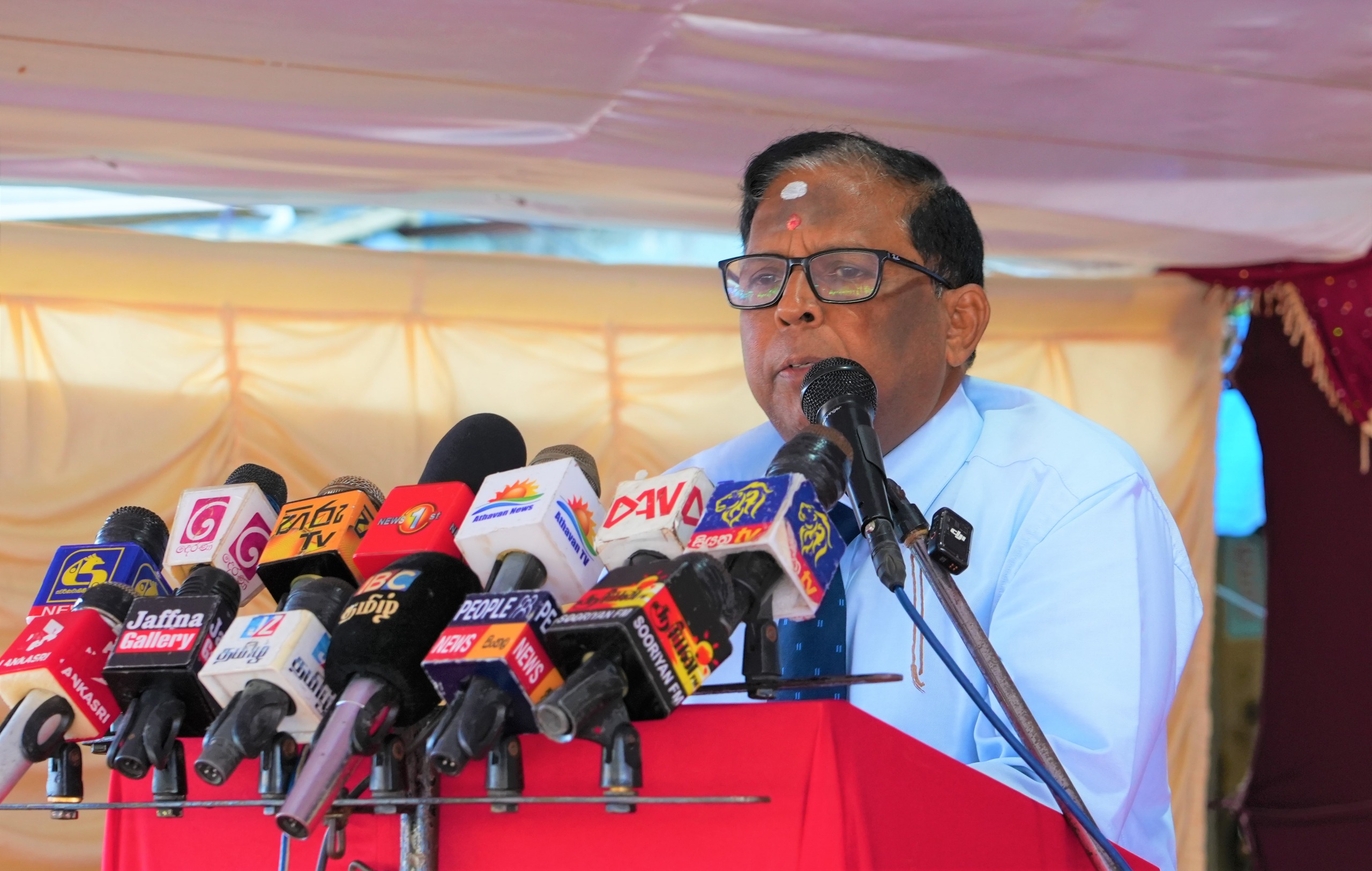 ஆவரங்கால் – தொண்டைமானாறு வீதி ரூ. 680 மில்லியனில் புனரமைப்பு:  அரசியல் இலாபத்துக்காக அல்ல; மக்களுக்காகவே வீதி அபிவிருத்தி  – வடக்கு ஆளுநர் வேதநாயகன் தெரிவிப்பு வீதி ரூ. 680 மில்லியனில் புனரமைப்பு:  அரசியல் இலாபத்துக்காக அல்ல; மக்களுக்காகவே வீதி அபிவிருத்தி  – வடக்கு ஆளுநர் வேதநாயகன் தெரிவிப்பு.