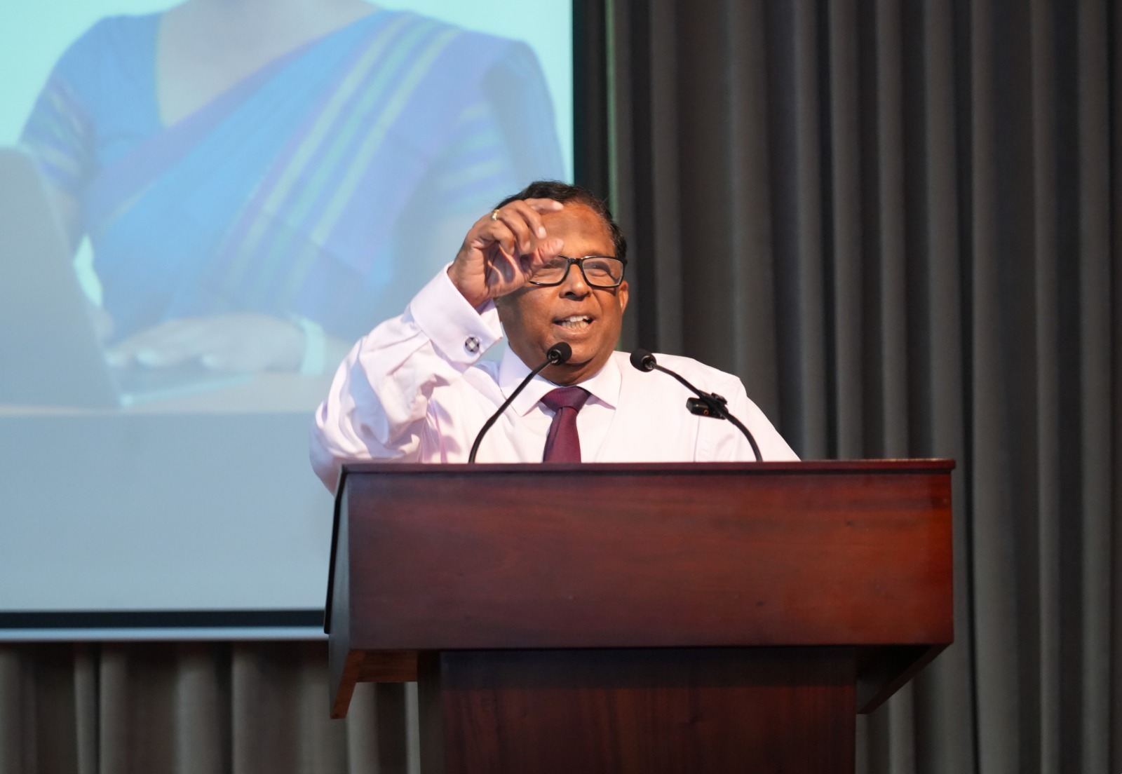 மக்களுக்காகத்தான் நீங்கள்; உங்களுக்காக மக்கள் இல்லை  – புதிய உத்தியோகத்தர்களுக்கு ஆளுநர் வேதநாயகன் அறிவுரை.