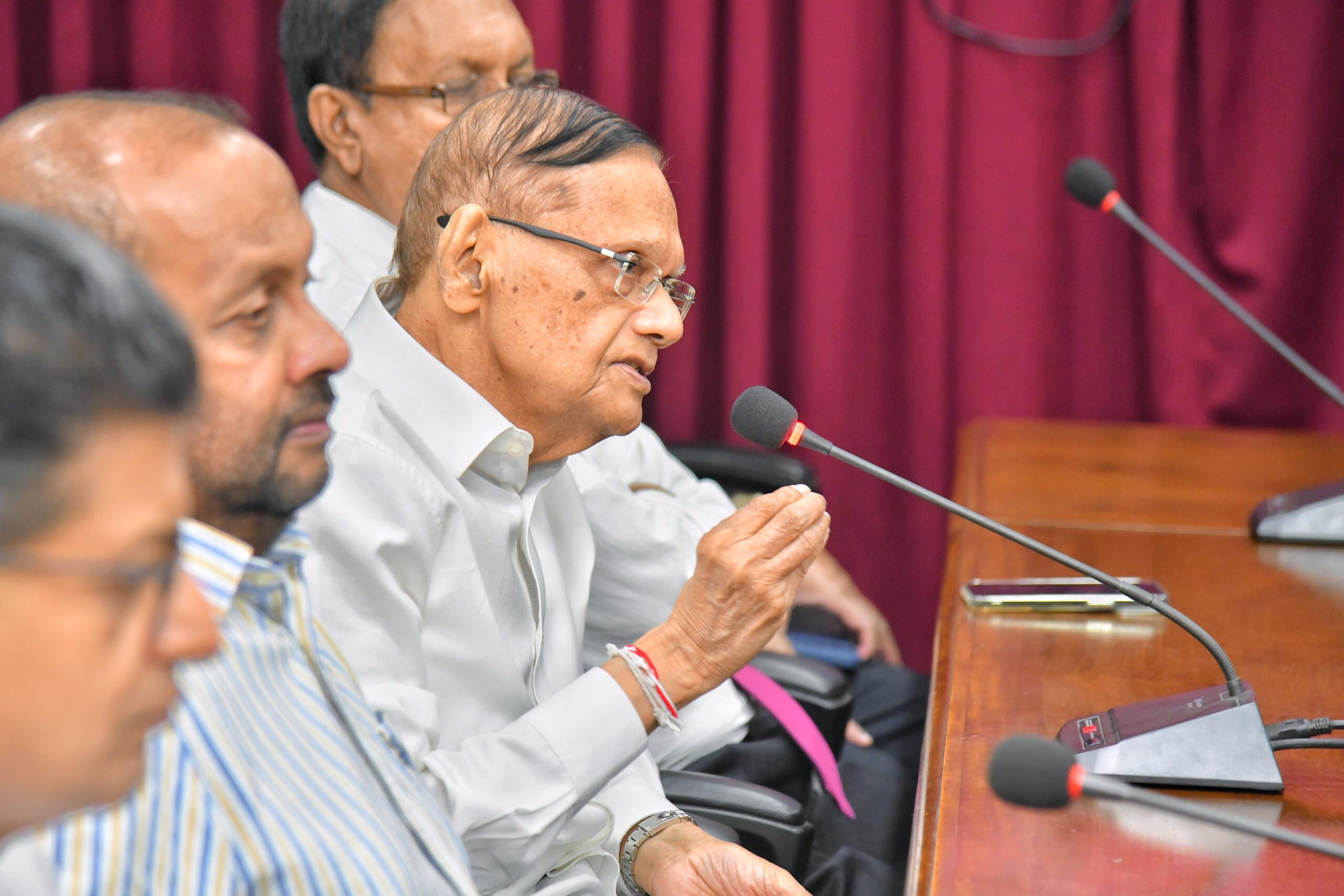 சஜித் – நாமலை இணைக்கும் பாலமாகிறாரா ஜி.எல். பீரிஸ்?  – தெற்கு அரசியல் களத்தில் புதிய திருப்பம்.