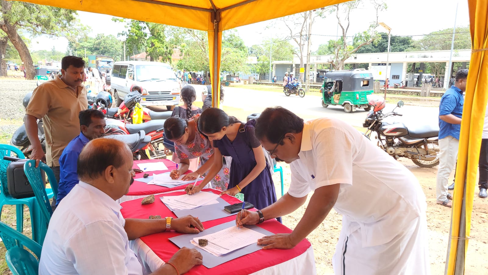 பயங்கரவாதத் தடைச் சட்டத்திற்கு எதிராக கிளிநொச்சியில் கையெழுத்துப் போராட்டம்.