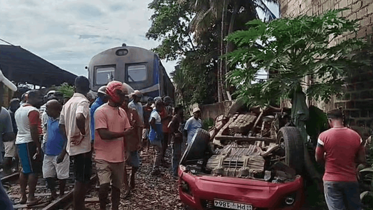 ரயிலுடன் கப் வாகனம் மோதி கோர விபத்து: இரண்டு இளைஞர்கள் பரிதாப உயிரிழப்பு!