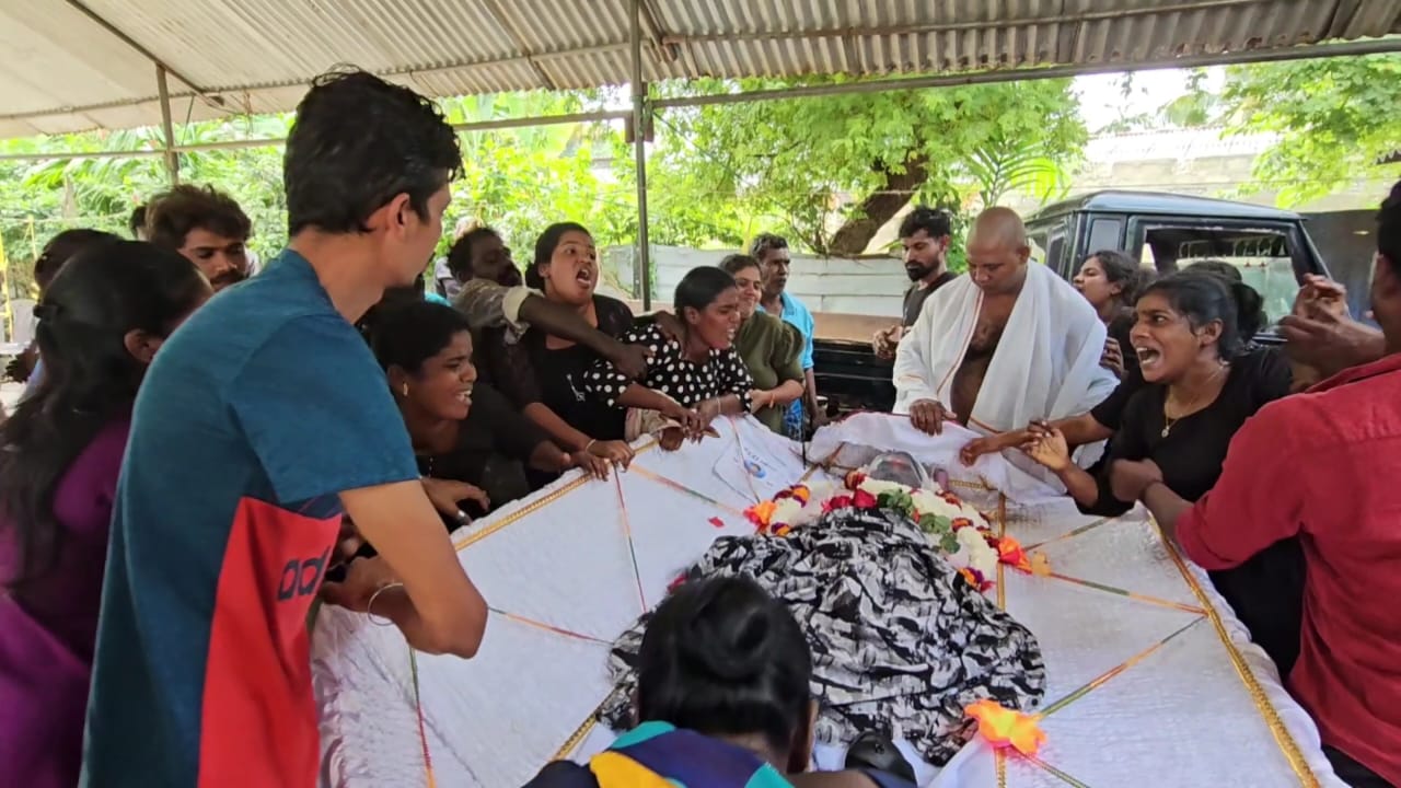 துப்பாக்கிச்சூட்டில் பலியான சிறுவனின் இறுதி ஊர்வலத்தில் பதற்றம்  எங்களையும் சுடுங்கள்!
