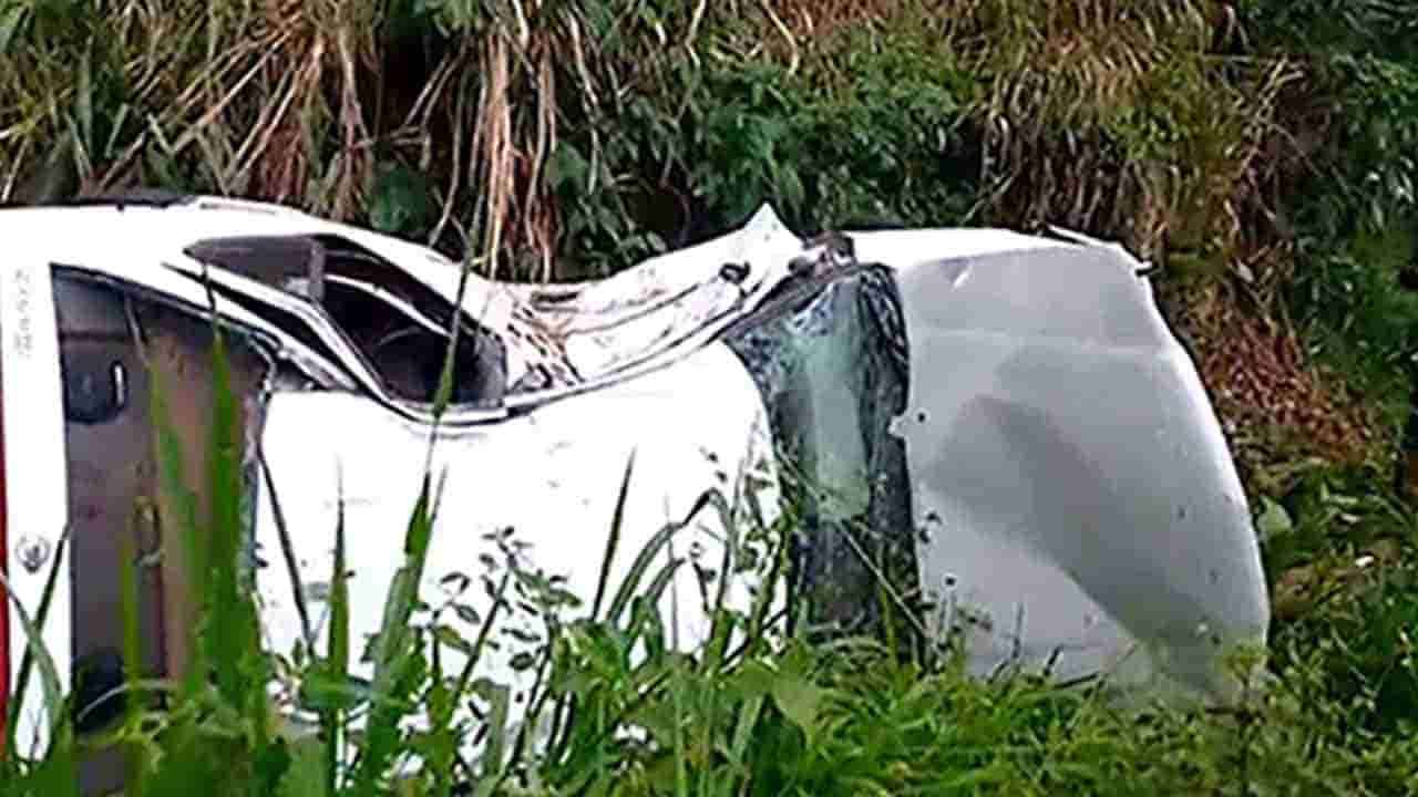 அவிசாவளையில் கோர விபத்து! காரில் பயணித்த மூவர் மரணம்!!  – தீப்பற்றி எரிந்தது மோட்டார் சைக்கிள்.