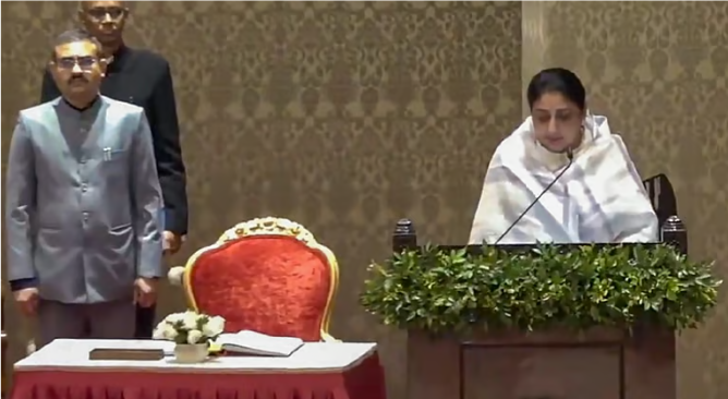 மராட்டிய துணை முதல் மந்திரியாக அஜித் பவார் மனைவி பதவியேற்பு