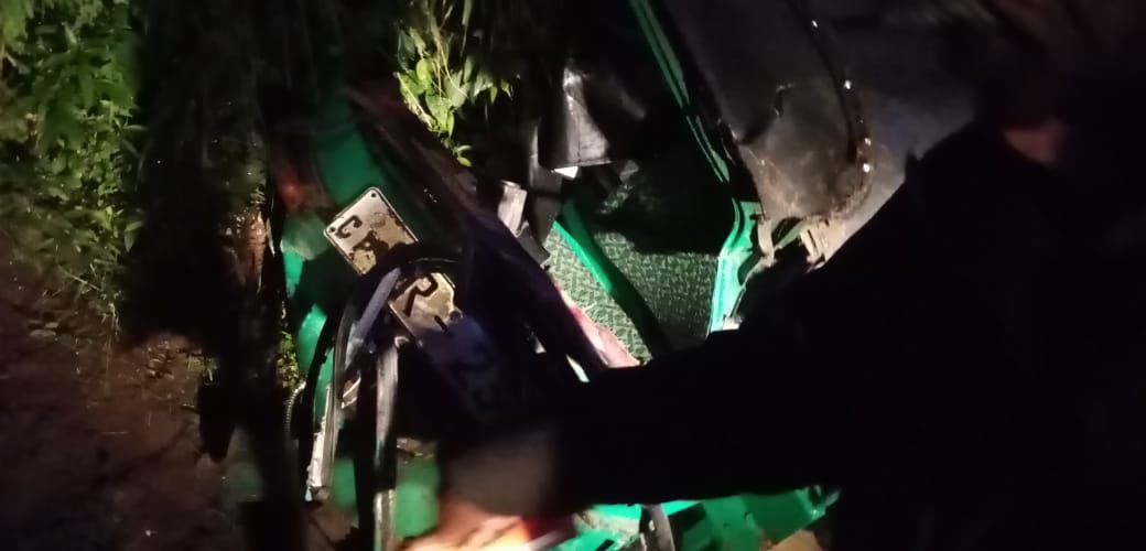 அம்புலன்ஸ் மோதியதில் சிதைந்தது ஓட்டோ ஒருவர் பலி; நால்வர் தீவிர சிகிச்சைப் பிரிவில்..