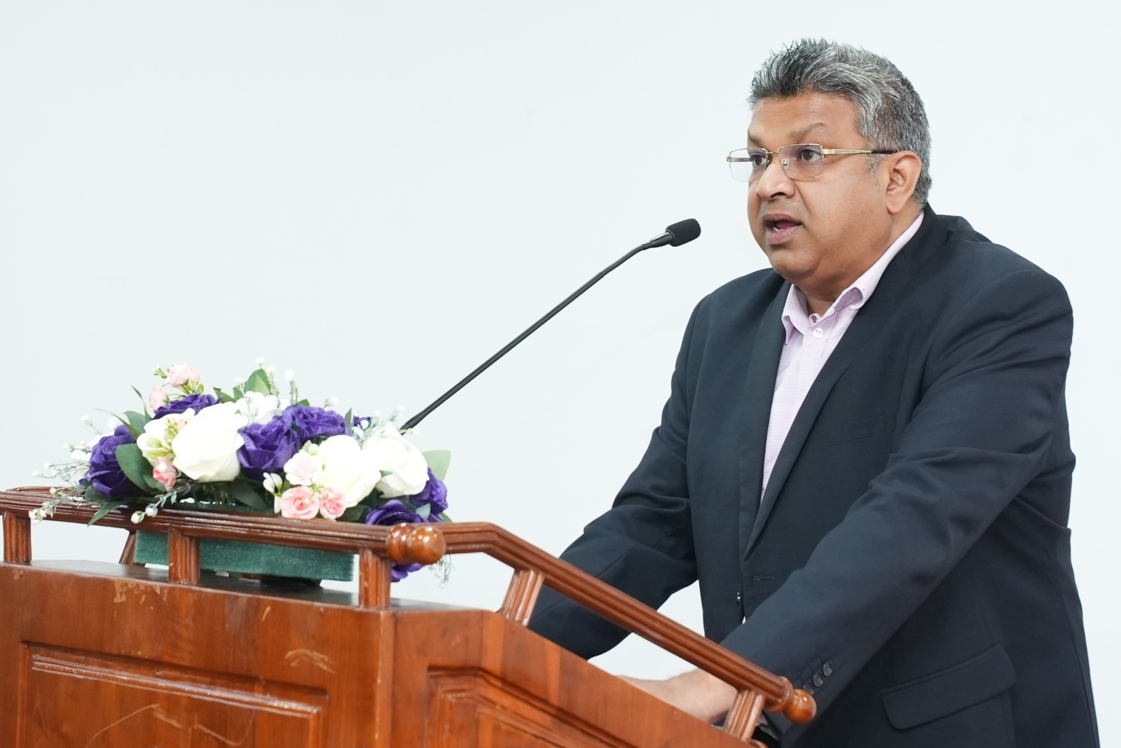 அரசியல் அழுத்தத்துக்கு அடிபணிய வேண்டாம்!  – அரச அதிகாரிகளுக்கு நீதி அமைச்சர் அறிவுறுத்தல்.