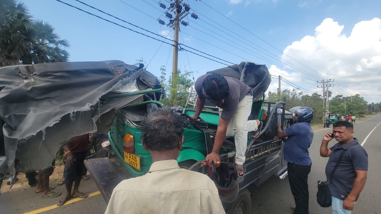 சாவகச்சேரியில் கோர விபத்து  டிப்பர் – ஓட்டோ நேருக்கு நேர் மோதி தாயும் மகளும் பரிதாப உயிரிழப்பு!  – இருவர் படுகாயங்களுடன் வைத்தியசாலையில்…