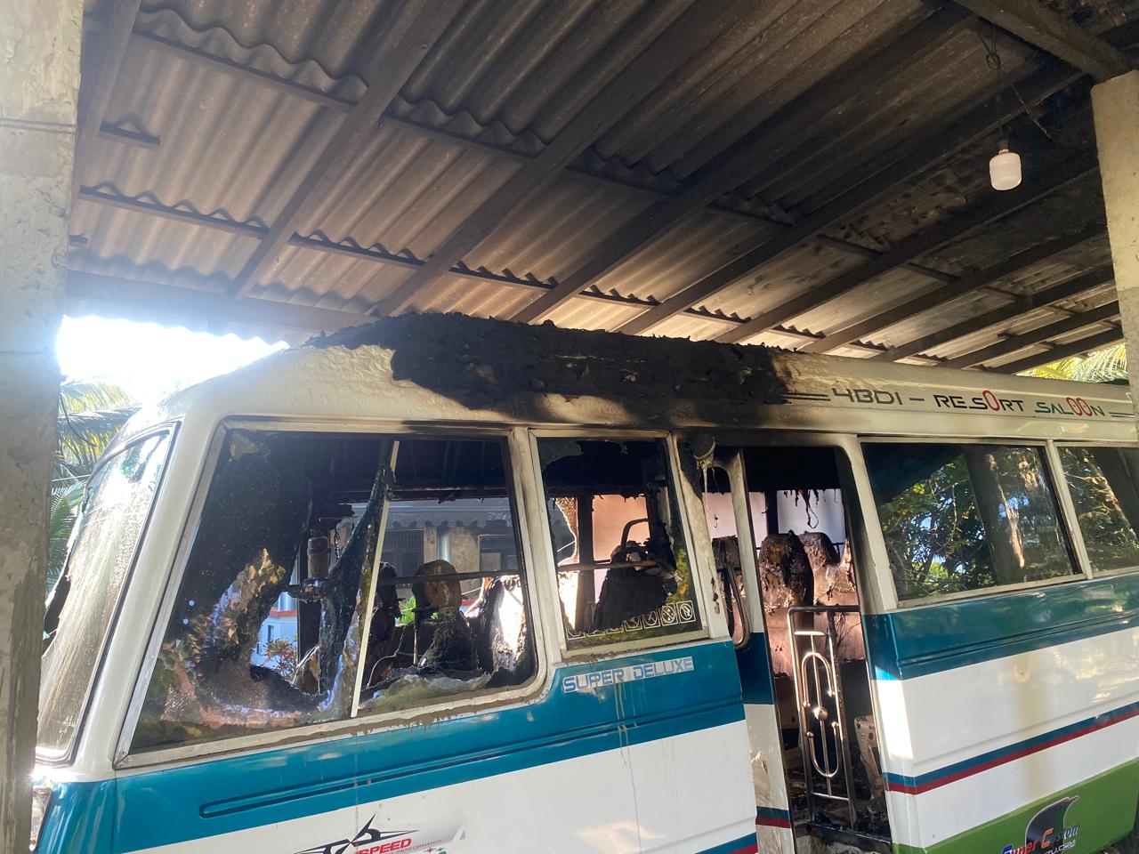 தொழில் போட்டி வன்முறையில் முடிந்தது  கொடிகாமத்தில் பஸ் எரிப்பு! இரு சந்தேகநபர்கள் கைது!!