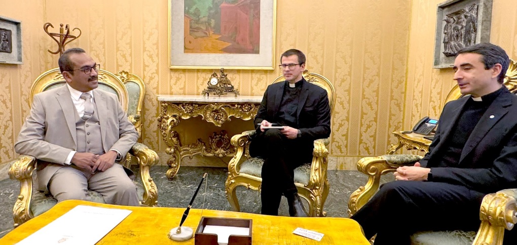 இலங்கைக்கு விஜயம் செய்யுமாறு பாப்பரசருக்கு ஜனாதிபதி அழைப்பு  – வத்திக்கான் அதிகாரிகளிடம் விசேட அழைப்பிதழ் கையளிப்பு.