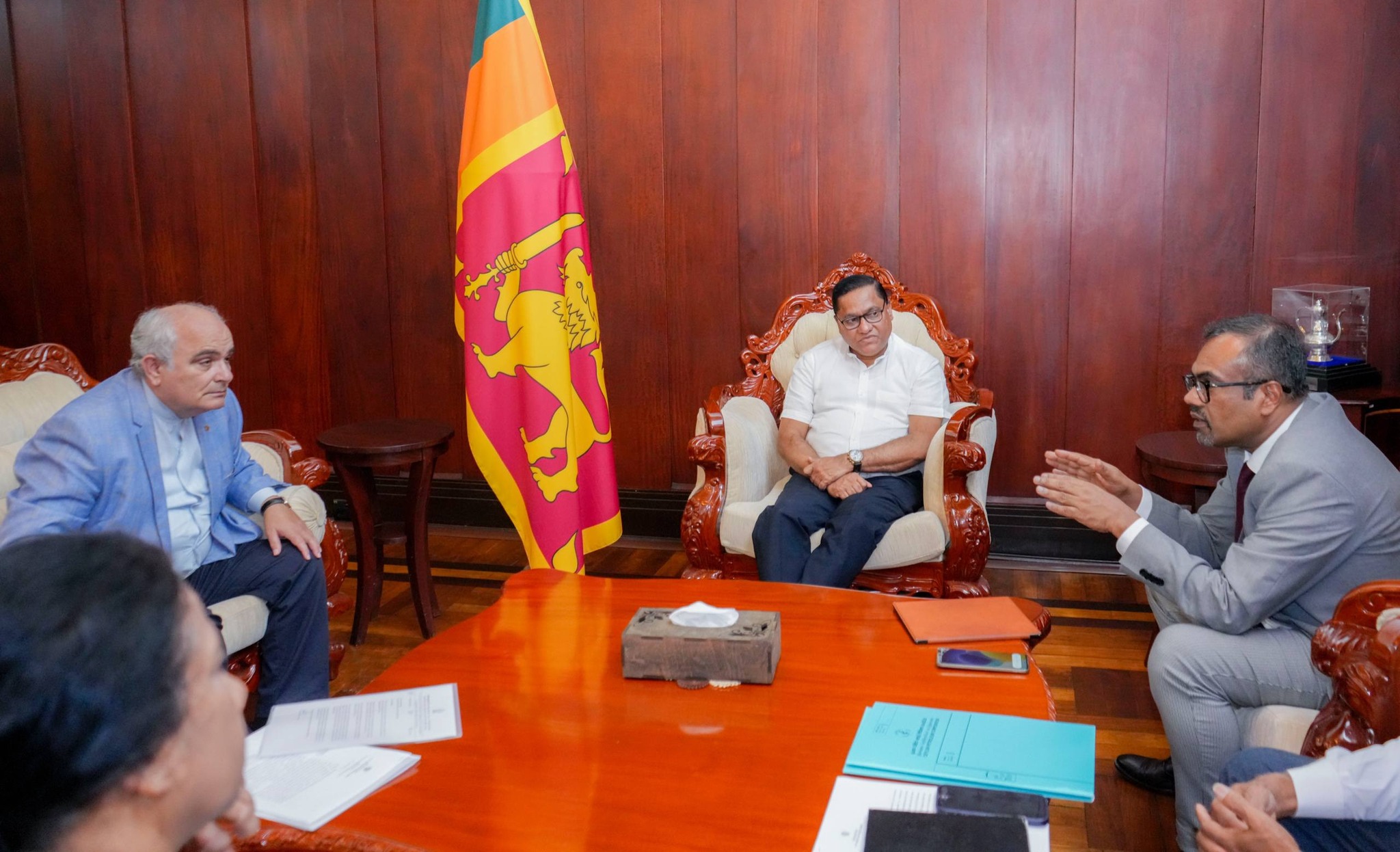 தடையின்றி எரிபொருளைப் பெற ரஷ்யாவுடன் இலங்கை அவசர பேச்சு  தூதுவர் – அமைச்சர் விஜித ஹேரத் சந்திப்பு.