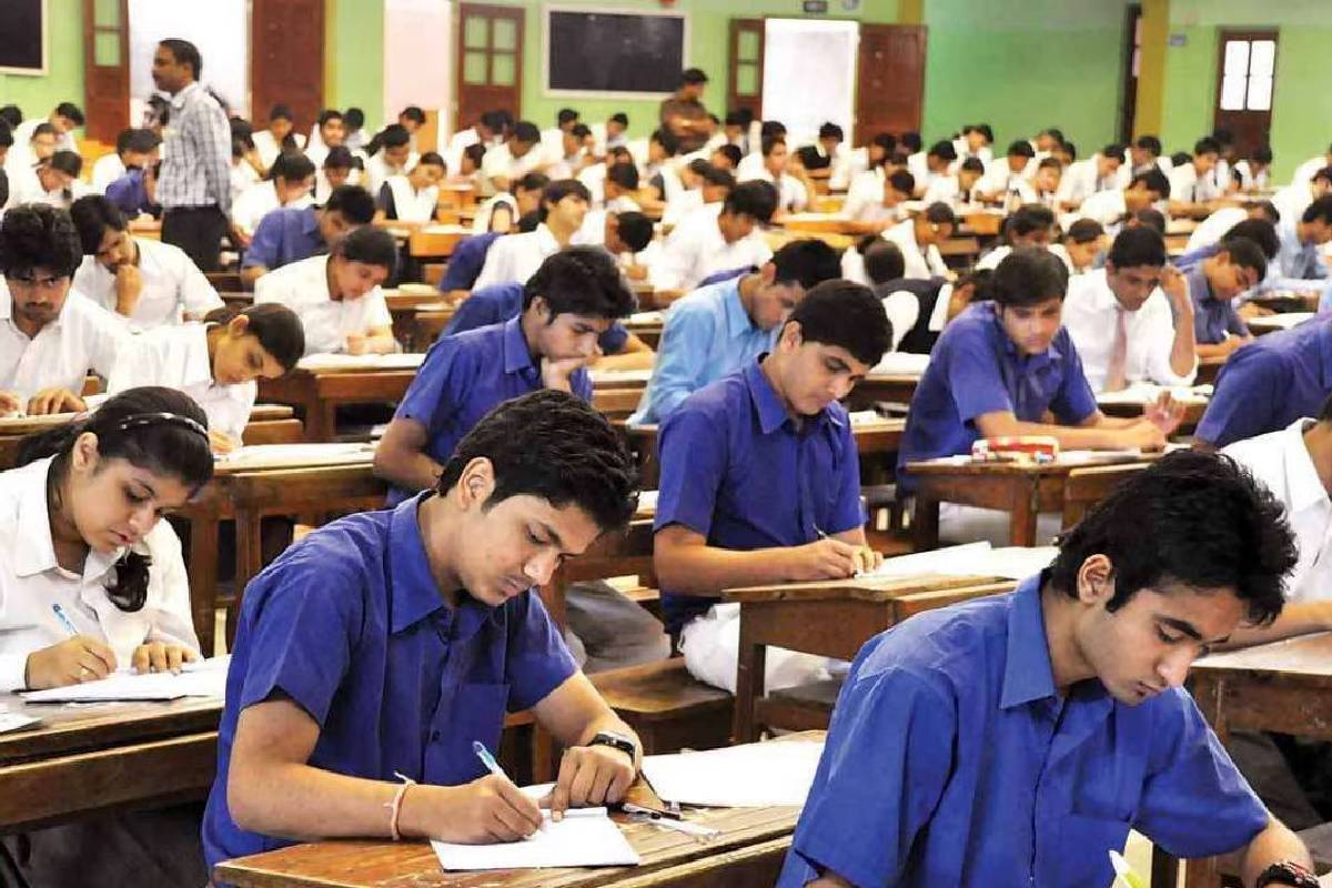 தேர்வில் Chat GPT மூலம் காப்பியடிக்க உதவி: மகாராஷ்டிராவில் 81 தேர்வு ஊழியர்கள் அதிரடி இடைநீக்கம்!