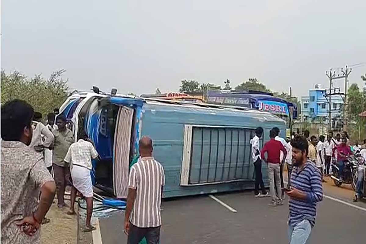 திமுக மாநாட்டுக்குச் சென்றபோது சோகம்: தஞ்சை அருகே வேன் கவிழ்ந்து 20-க்கும் மேற்பட்டோர் படுகாயம்!