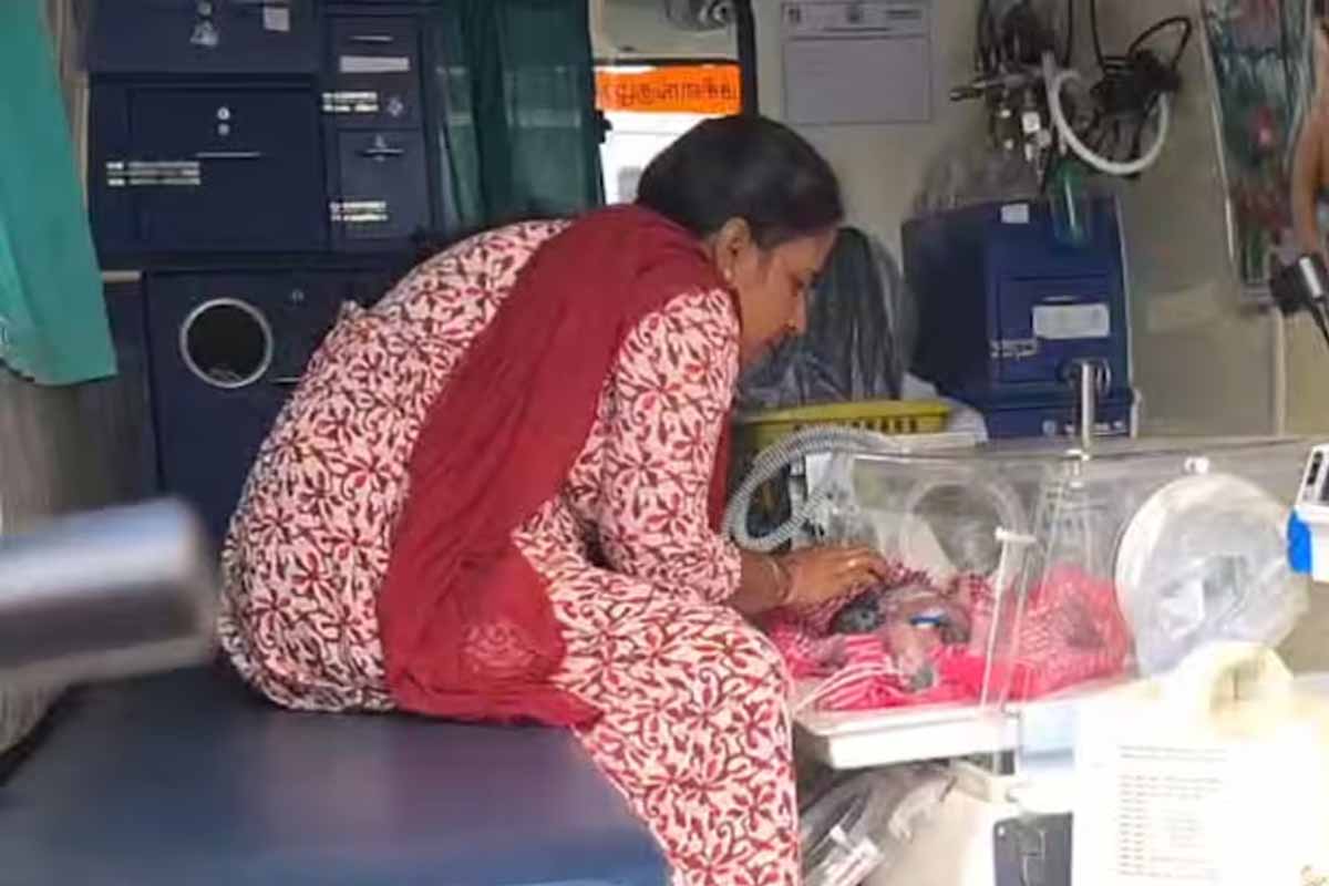 ராமநாதபுரம் பேருந்து நிலையம் அருகே பரபரப்பு: நிறைமாத கர்ப்பிணிக்குச் சாலையிலேயே பிரசவம் – ஓடி வந்து உதவிய பொதுமக்கள்!