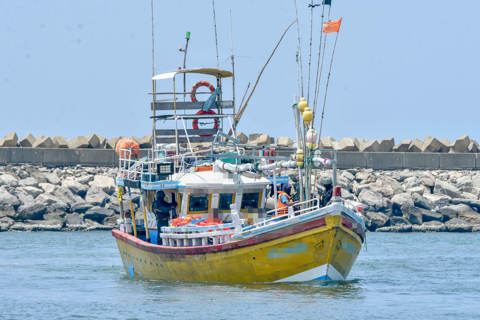 ஆயுதங்களுடன் சிக்கிய போதைப்பொருள் படகுகள்  – திக்கோவிட்டையில் பாதுகாப்பு பிரதி அமைச்சர் நேரில் ஆய்வு.