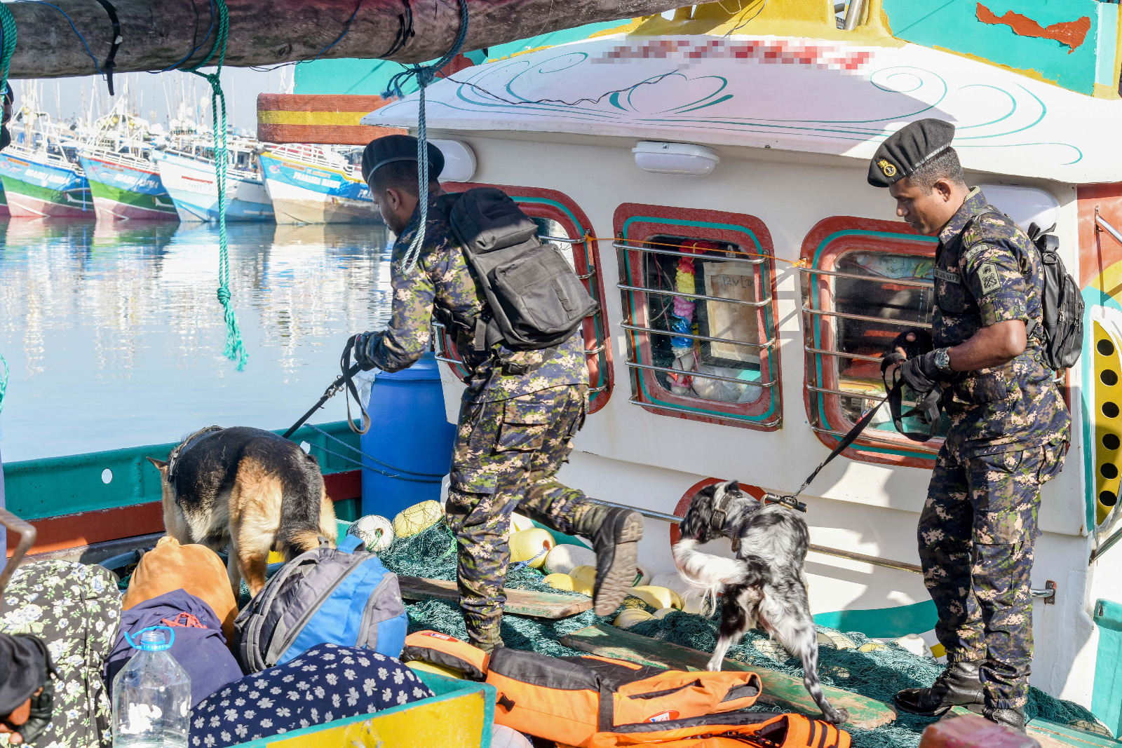 123 கிலோ ஹெரோயினுடன் நடுக்கடலில் சிக்கிய படகு!  – 5 கடத்தல்காரர்களிடம் தீவிர விசாரணை.