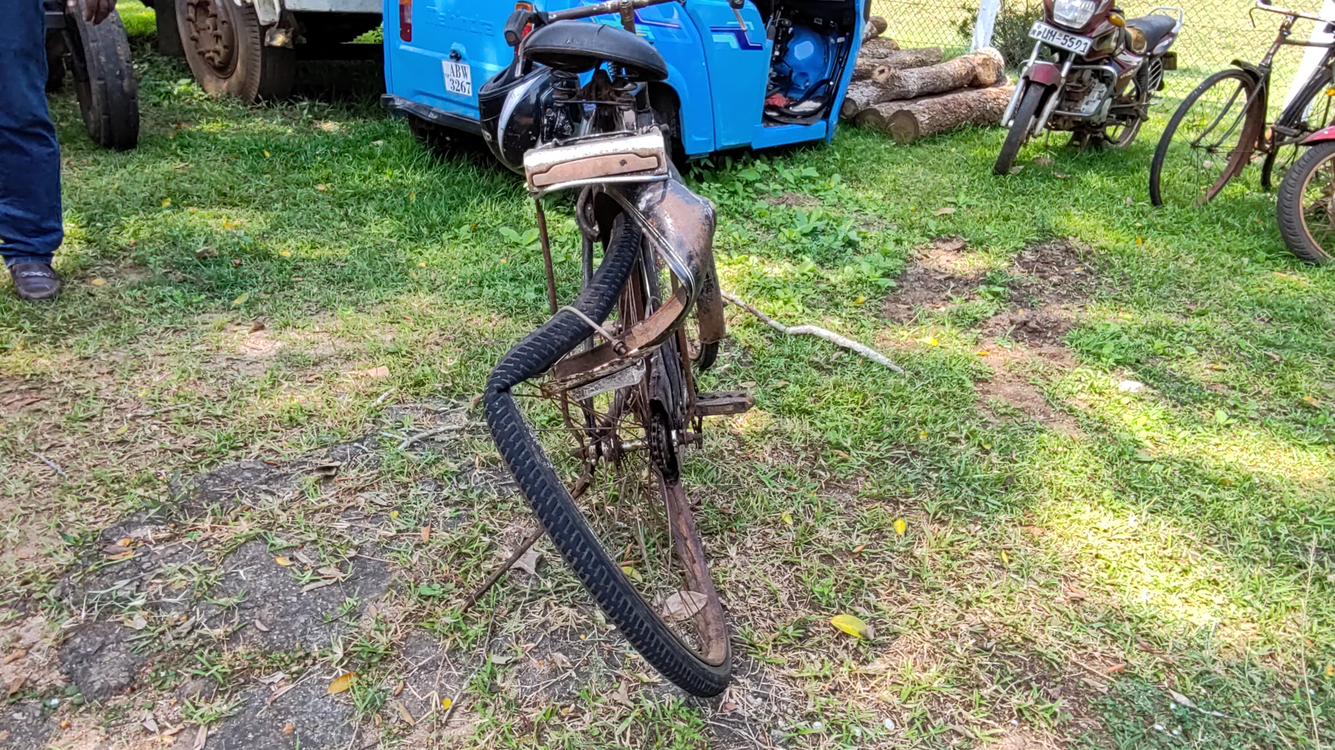 புளியங்குளத்தில் கோர விபத்து! ஒருவர் பலி; இருவர் படுகாயம்!!