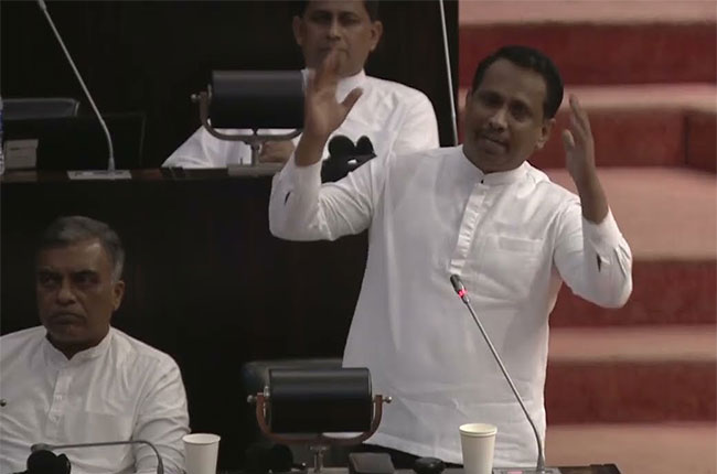 தன் கட்சிக்குள் நடப்பதே புரியாத துரதிர்ஷ்டவசமான எதிர்க்கட்சித் தலைவர்! – அமைச்சர் சமந்த சாடல்.