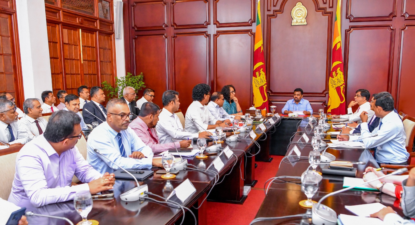 வாரந்தோறும் புதன்கிழமை அரச விடுமுறை  – எரிபொருள் நெருக்கடியைச் சமாளிக்க ஜனாதிபதி தீர்மானம்.