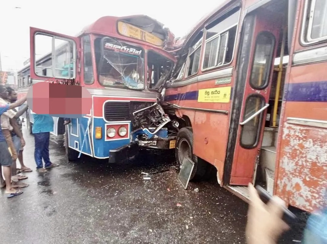 கதிர்காமம் பிரதான வீதியில் கோர விபத்து இரு இ.போ.ச. பஸ்கள் நேருக்கு நேர் மோதல்  நால்வர் சாவு! 40 பேர் காயம்!!