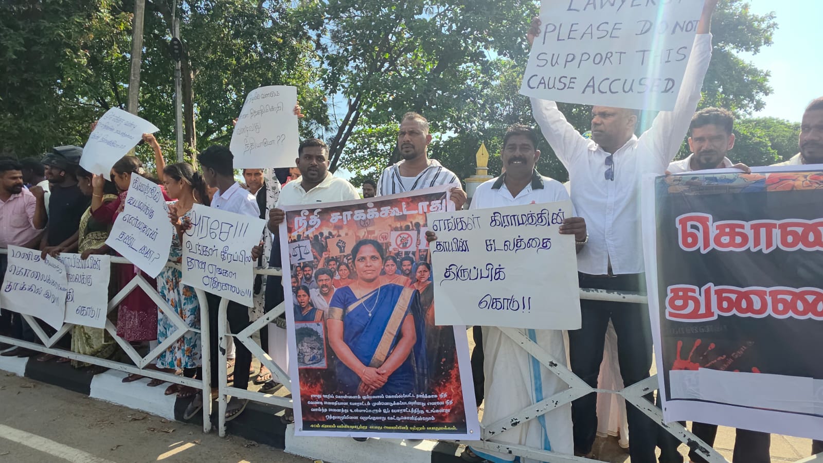 கொடூரக் கொலைகளுக்கு நீதி கோரி மட்டு. மாவட்ட செயலகம் முற்றுகை!  – சந்தேகநபர்களுக்கு ஆதரவாகச் சட்டத்தரணிகள் ஆஜராகக்கூடாது என்றும் வலியுறுத்து.