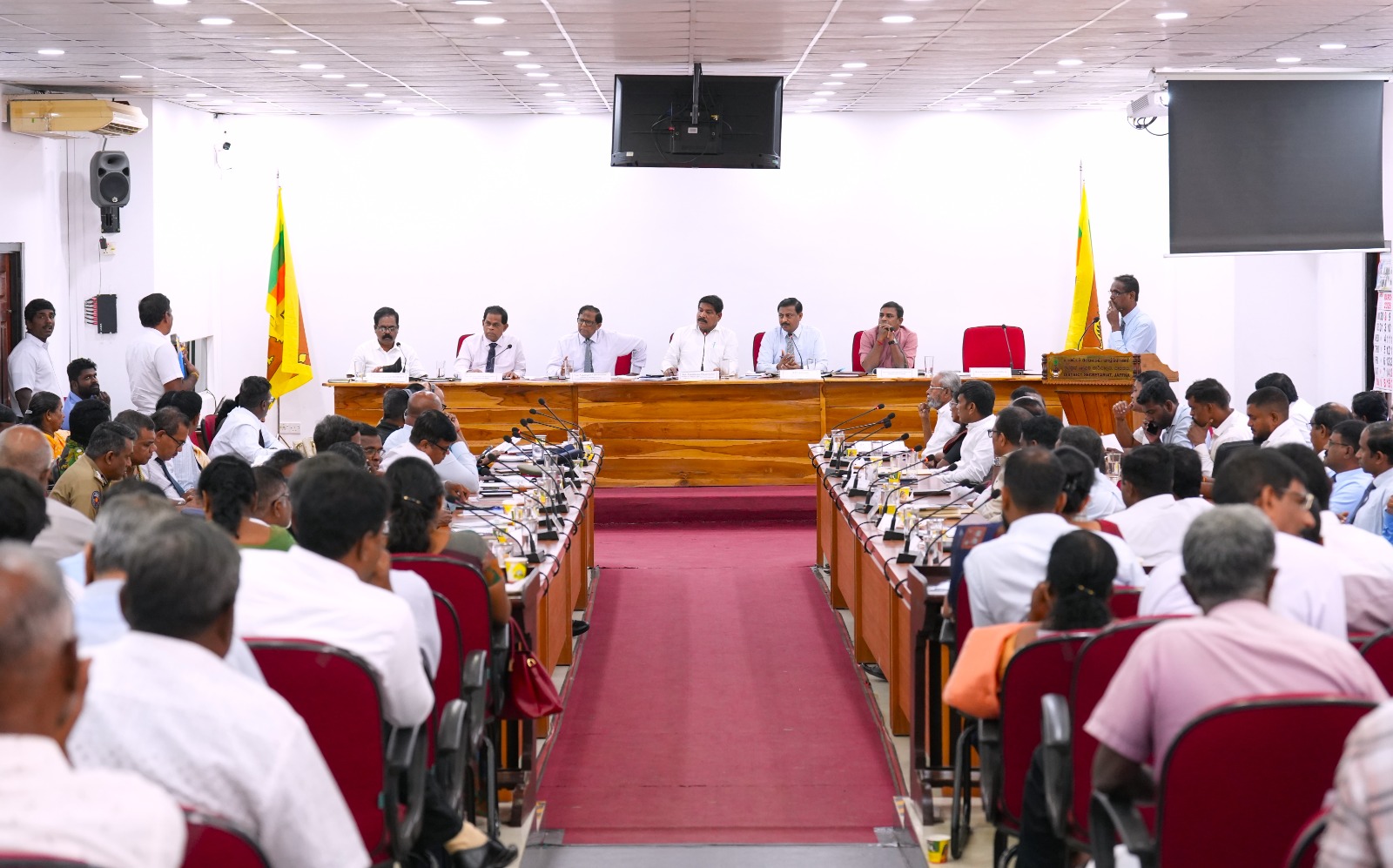 யாழ். மாவட்ட ஒருங்கிணைப்புக் குழுக் கூட்டத்தில் அபிவிருத்தி, எரிபொருள் சவால்கள் பற்றி ஆராய்வு.