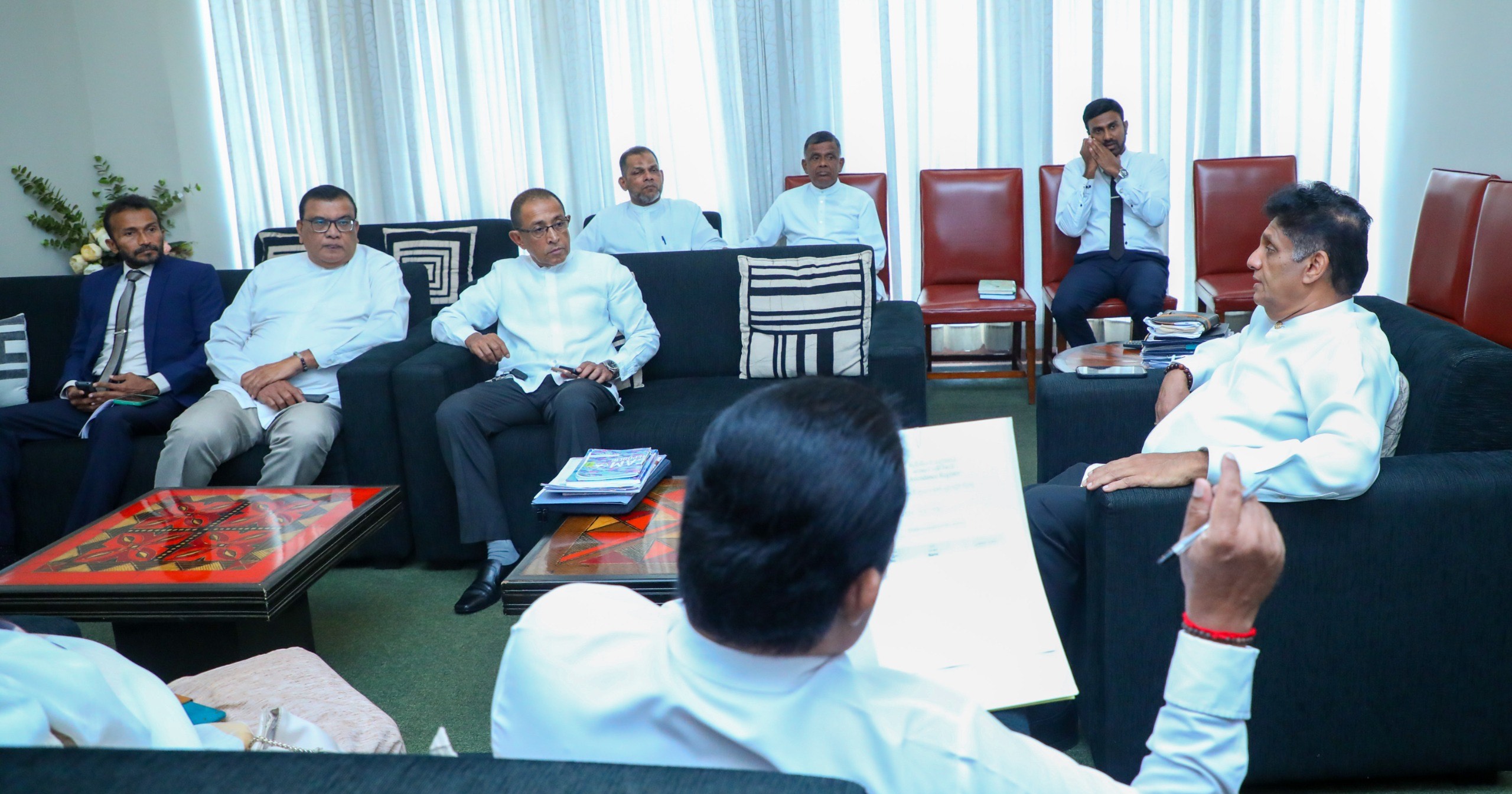 மத்திய கிழக்கு போர்:  10 இலட்சம் இலங்கையர்களின் பாதுகாப்பு பற்றி சஜித் தலைமையில் எதிரணி தீவிர ஆலோசனை!