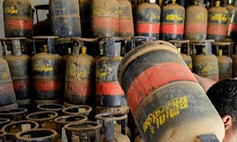 எரிவாயு தட்டுப்பாட்டால் முடங்கிய பெங்களூரு: 4 நாட்களில் ரூ.100 கோடி வர்த்தகம் பாதிப்பு