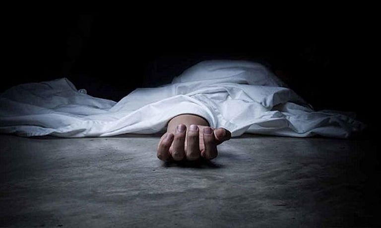 பாசப் போராட்டத்தின் பரிதாப முடிவு: வளர்த்த பூனை இறந்த துக்கத்தில் 20 வயது கல்லூரி மாணவி தற்கொலை!