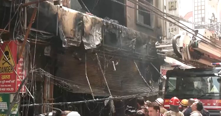 தில்லியில் அதிகாலையில் நேர்ந்த பெருந்துயரம்: அடுக்குமாடி குடியிருப்பில் தீ விபத்து – 3 குழந்தைகள் உட்பட 9 பேர் பலி!