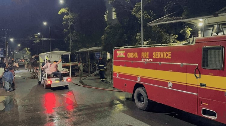 கட்டாக் மருத்துவமனையில் கோரத் தீ விபத்து: தீவிர சிகிச்சைப் பிரிவில் (ICU) 10 நோயாளிகள் பலி – ஒடிசாவில் சோகம்!