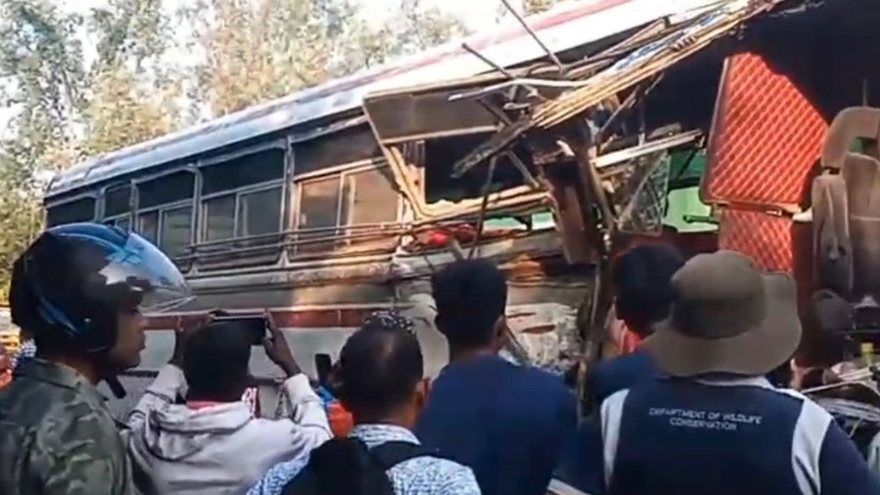 மின்னேரியாவில் மும்முனை விபத்து:  ஆடைத் தொழிற்சாலை ஊழியர்கள் உட்பட 10 பேர் படுகாயமடைந்து வைத்தியசாலையில்..