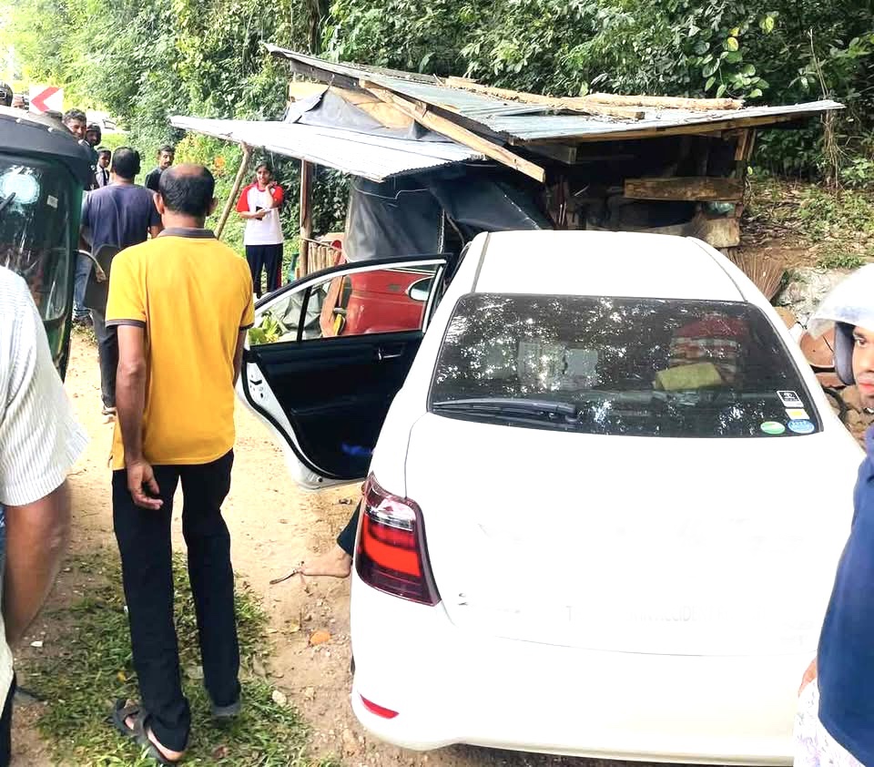 பிபில – மகியங்கனை வீதியில் கோர விபத்து முதியவர் மரணம்; வாகனங்கள், கடை சேதம்.