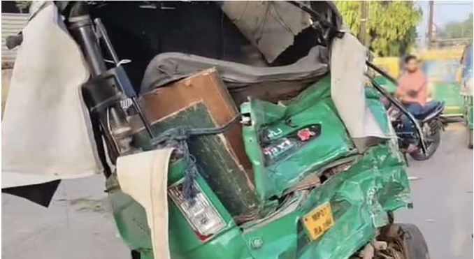 குவாலியரில் கோர விபத்து! அதிவேக எஸ்யூவி மோதியதில் ஆட்டோவில் சென்ற ஒரே குடும்பத்தைச் சேர்ந்த 5 பேர் உயிரிழப்பு