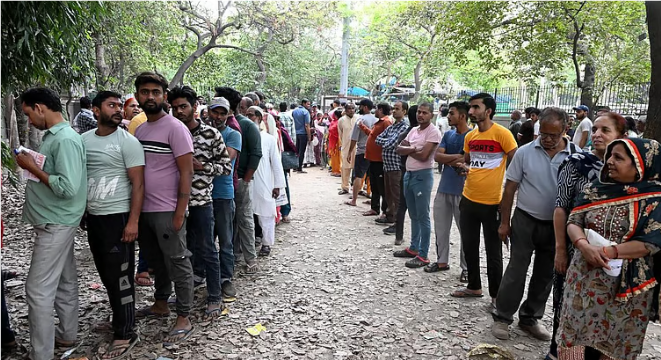 இந்தியாவில் கடும் எரிவாயு தட்டுப்பாடு; தொழிற்சாலைகள் மூடல் – வேலையிழந்து சொந்த ஊர் திரும்பும் தொழிலாளர்கள்